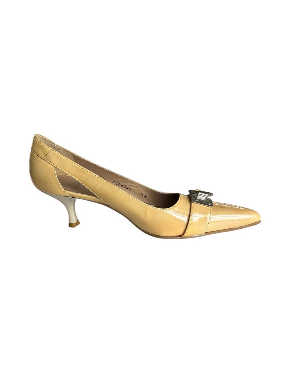 Stuart Weitzman Cream/Nude Patent Leather Pointed-Toe Kitten Heel Pumps. Size 7